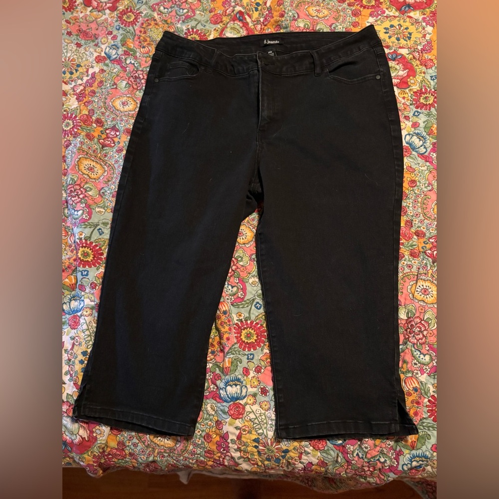 d. jeans Women's Black Capri Jeans